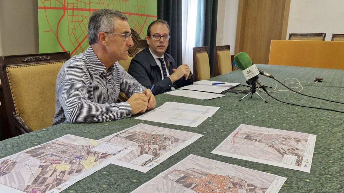 L'alcalde de Mollerussa, Marc Solsona i el regidor de Mobilitat, Pere Garrofé.