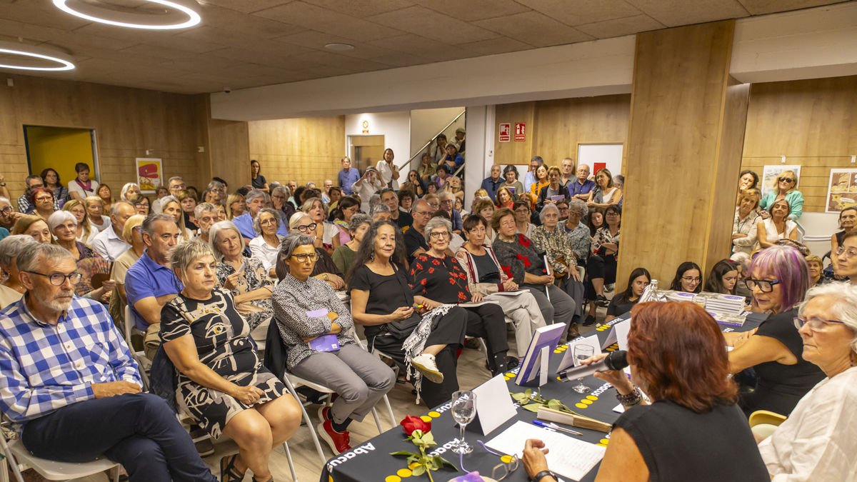 La presentación abarrotó la sala de actos de la librería Abacus. - JORDI ECHEVARRIA