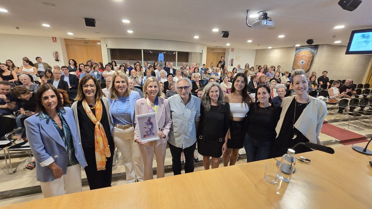 Moment de l’entrega ahir del diploma durant un acte celebrat a l’Aula Magna Joan Viñas. - JORDI ECHEVARRIA