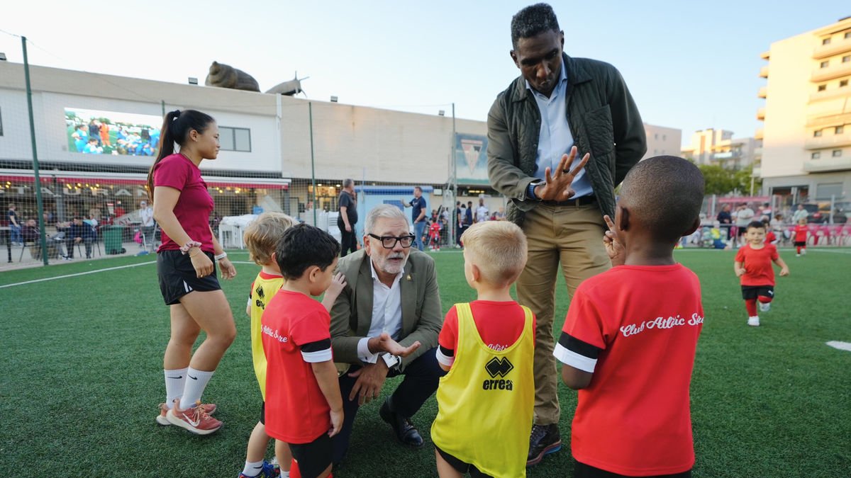Larrosa y Quiñónez, ayer con un grupo de niños del Atlètic Segre. - MARIO GASCÓN