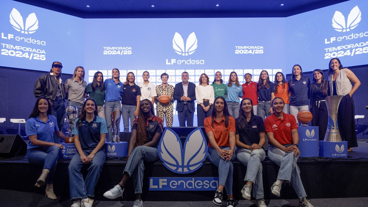 Las jugadoras de los 16 equipos de la Liga Femenina, ayer en la presentación en Madrid. - EFE/SERGIO PÉREZ