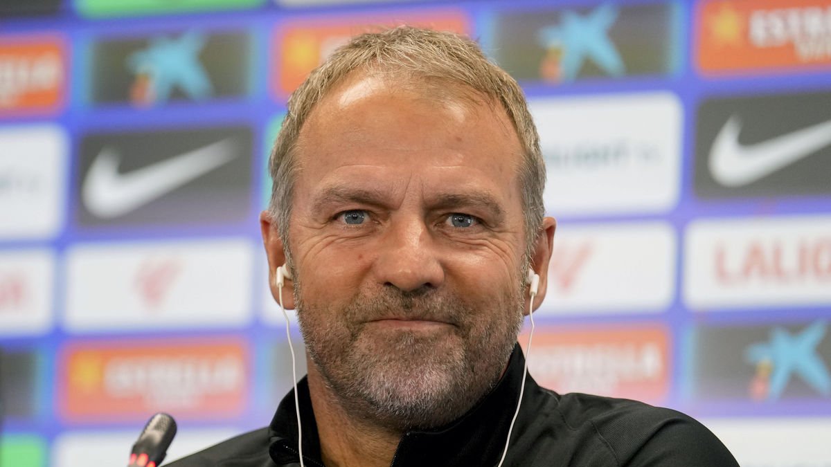 Hansi Flick, ayer durante la rueda de prensa previa al duelo en Montjuïc ante el Getafe. - EFE/ ENRIC FONTCUBERTA