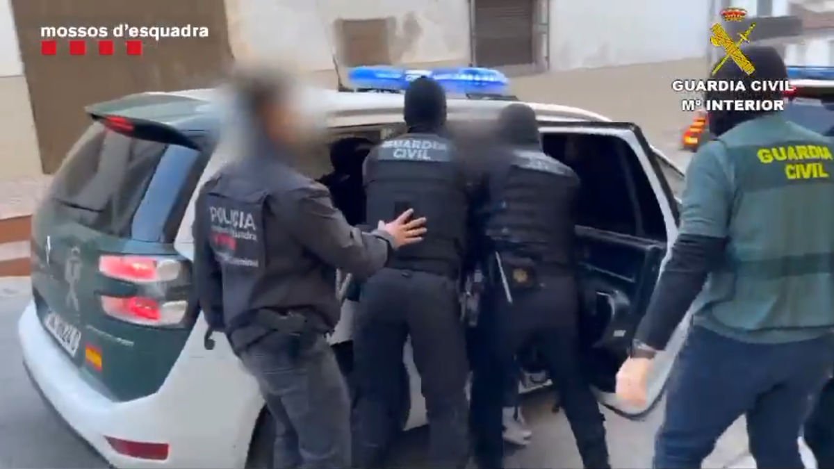 Mossos y Guardia Civil arrestan a uno de los implicados ayer. - TWITTER/@GUARDIACIVIL