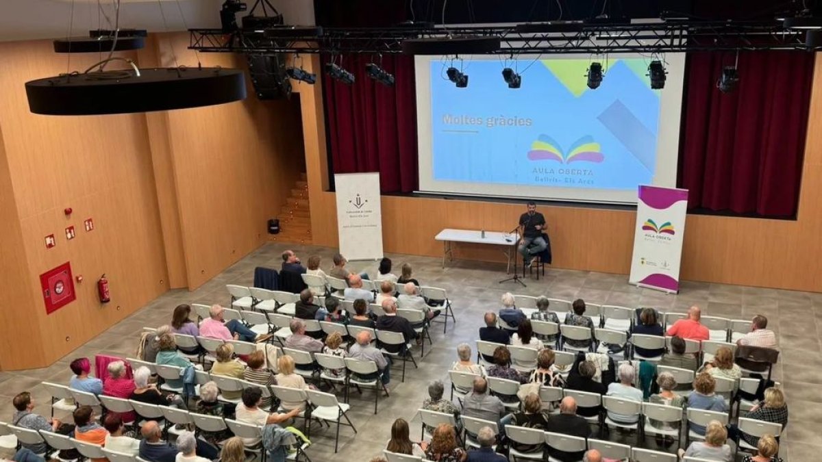 Unes 140 persones van assistir a la xarrada del periodista Jordi Borràs a Bellvís. - A. SIDAMON