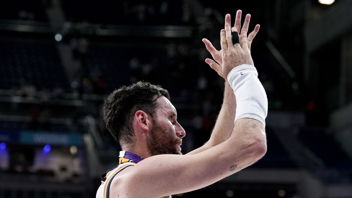 Rudy Fernández agraeix al públic el seu suport en l’últim partit al Wizink Center de la final de Lliga Endesa davant de l’Ucam Murcia
