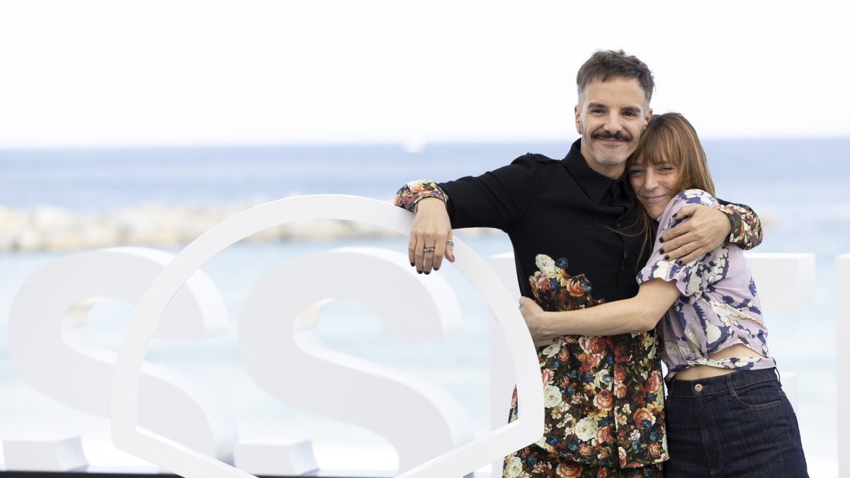 Los realizadores Elena Trapé y Javier Giner posan tras presentar la serie 'Yo, adicto', dentro del Festival Internacional de Cine de San Sebastián.