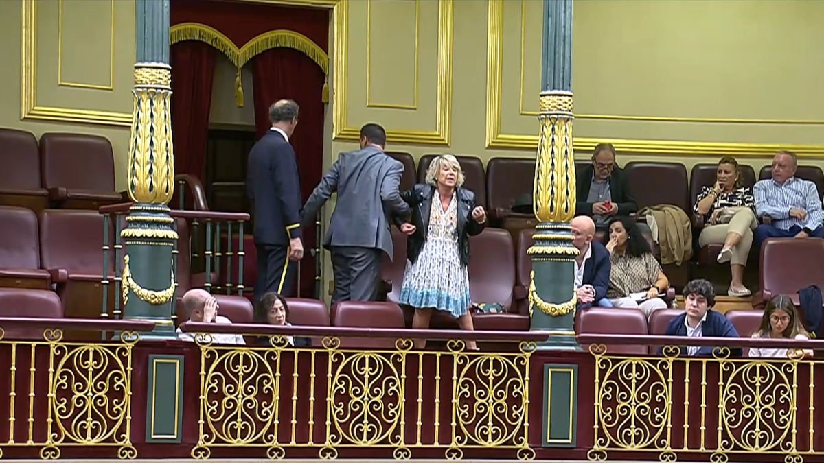 Polèmica ■ La presidenta del Congrés, Francina Armengol, va fer ahir desallotjar de la tribuna de públic de l’hemicicle de la Cambra una dona de la Plataforma Niñ@s de la Polio que va interrompre la sessió de control al Govern central protes ... - EUROPA PRESS