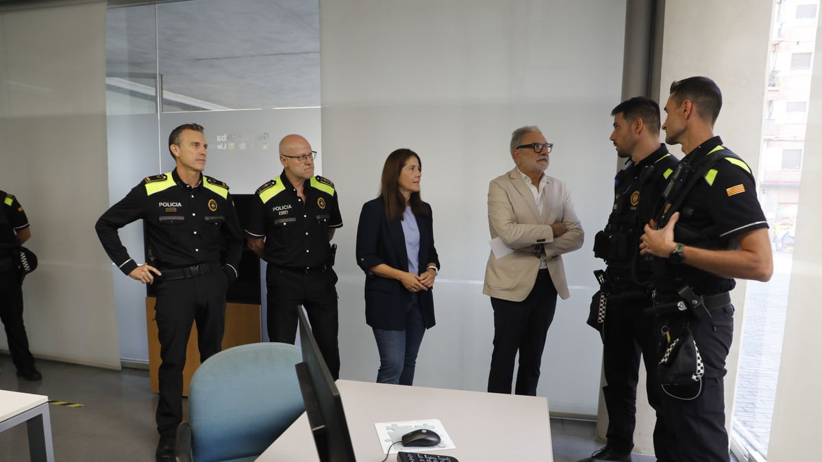 L’alcalde, Fèlix Larrosa, saludant els agents del nou centre operatiu de la Urbana a l’Ereta. - SCOSTAD