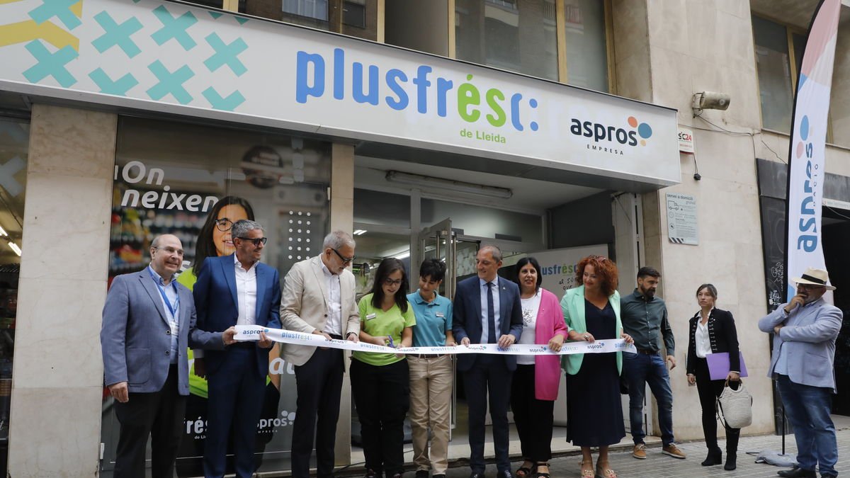 Un moment de la inauguració de la botiga “perfectament imperfecta” al número 96 de Blondel. - AMADO FORROLLA
