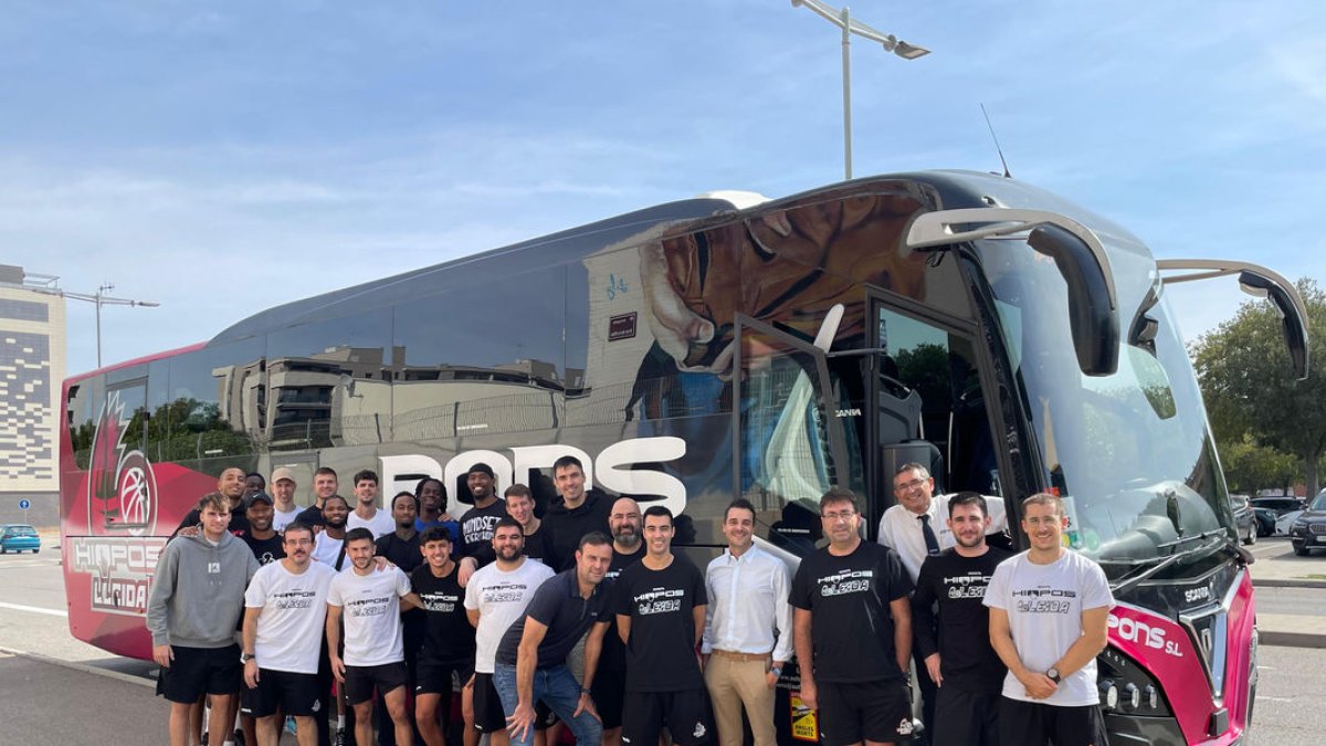 El nou autocar de Pons, personalitzat amb els colors i l’escut del club per als desplaçaments. - FORÇA LLEIDA