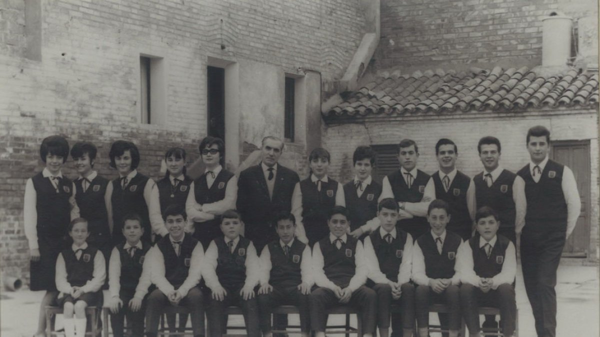 L’estudiantina d’Alcarràs al pati interior de Lo Casino abans que fos enderrocat. - A.A.