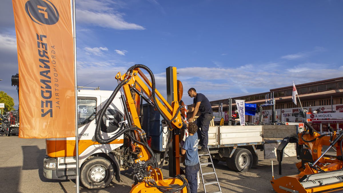 Últims preparatius ahir a la tarda al recinte de Fira de Lleida al barri de Cappont. - JORDI ECHEVARRIA