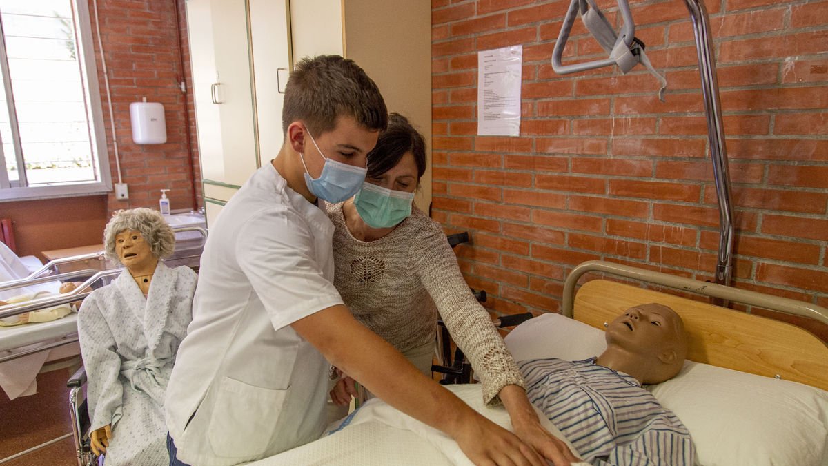 Imatge d’arxiu d’alumnes del cicle de cures d’infermeria. - SEGRE