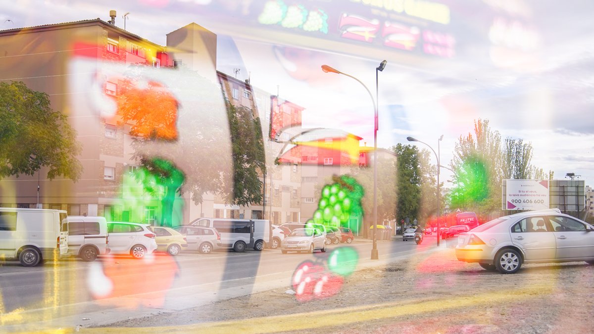 L’assalt violent es va produir als voltants dels blocs Joan Carles. Foto de JORDI ECHEVARRIA i muntatge de SEGRE