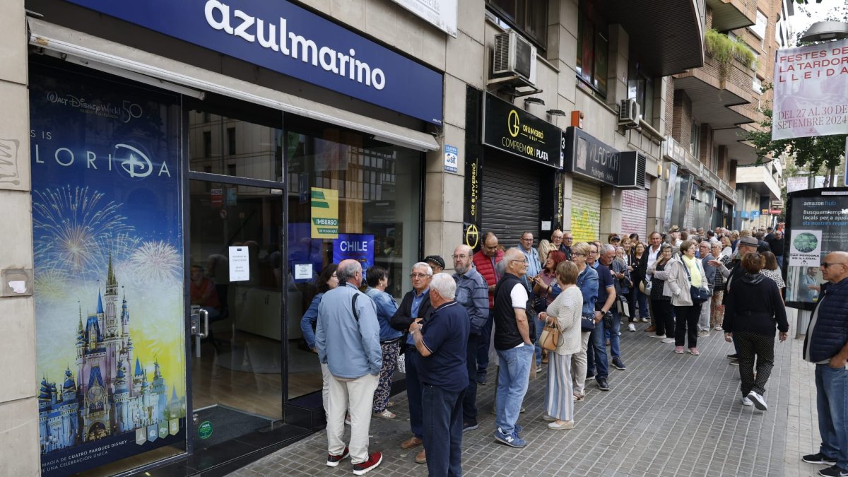Cues a primera hora d'aquest matí en una agència acreditada a Lleida per reservar els viatges de l'Imserso.