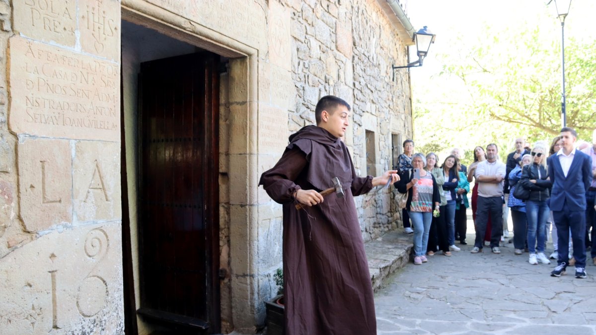 Visita teatralizada a la entrada del Hostal de Pinós