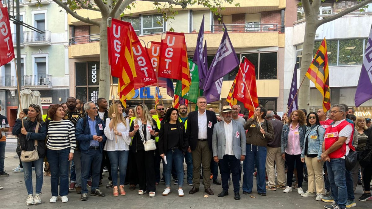 Decenas de personas convocadas por CCOO y UGT ayer ante la sede de la COELL en Lleida. - UGT