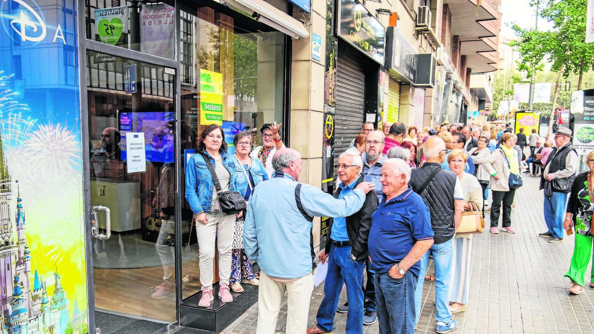 Más de 70 jubilados hacían cola ayer a primera hora de la mañana ante una agencia de Lleida.