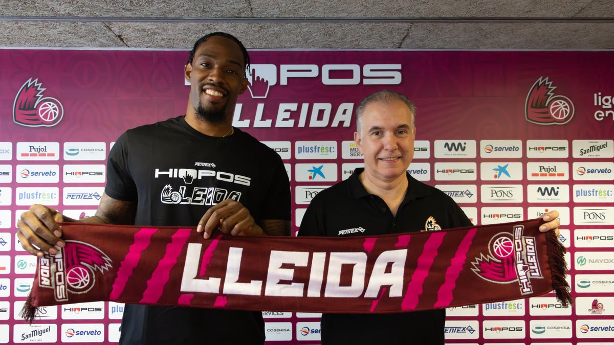 Derek Cooke, ahir amb Joaquín Prado durant la seua presentació oficial.