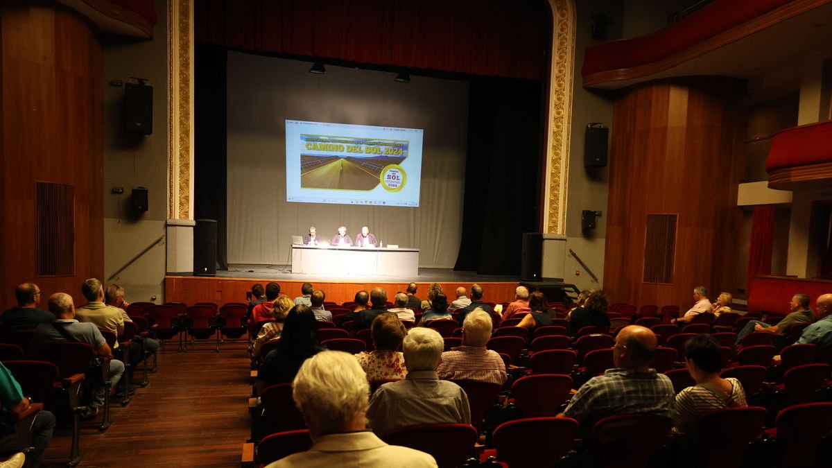 Miguel Ángel Martínez-Aroca, Rafel Barrera y Jaume Pedrós, en L’Amistat. - J.GÓMEZ