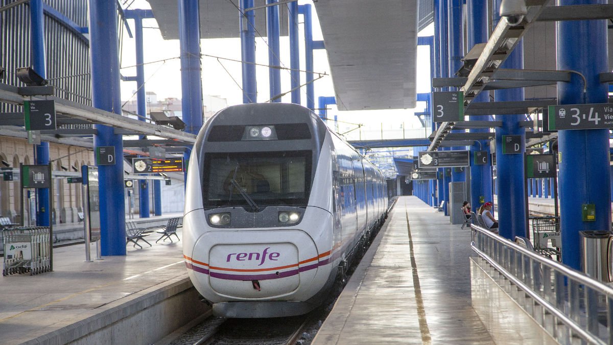 Imatge d’arxiu d’un tren Avant sortint de l’estació Lleida-Pirineus cap a Barcelona-Sants. - SEGRE