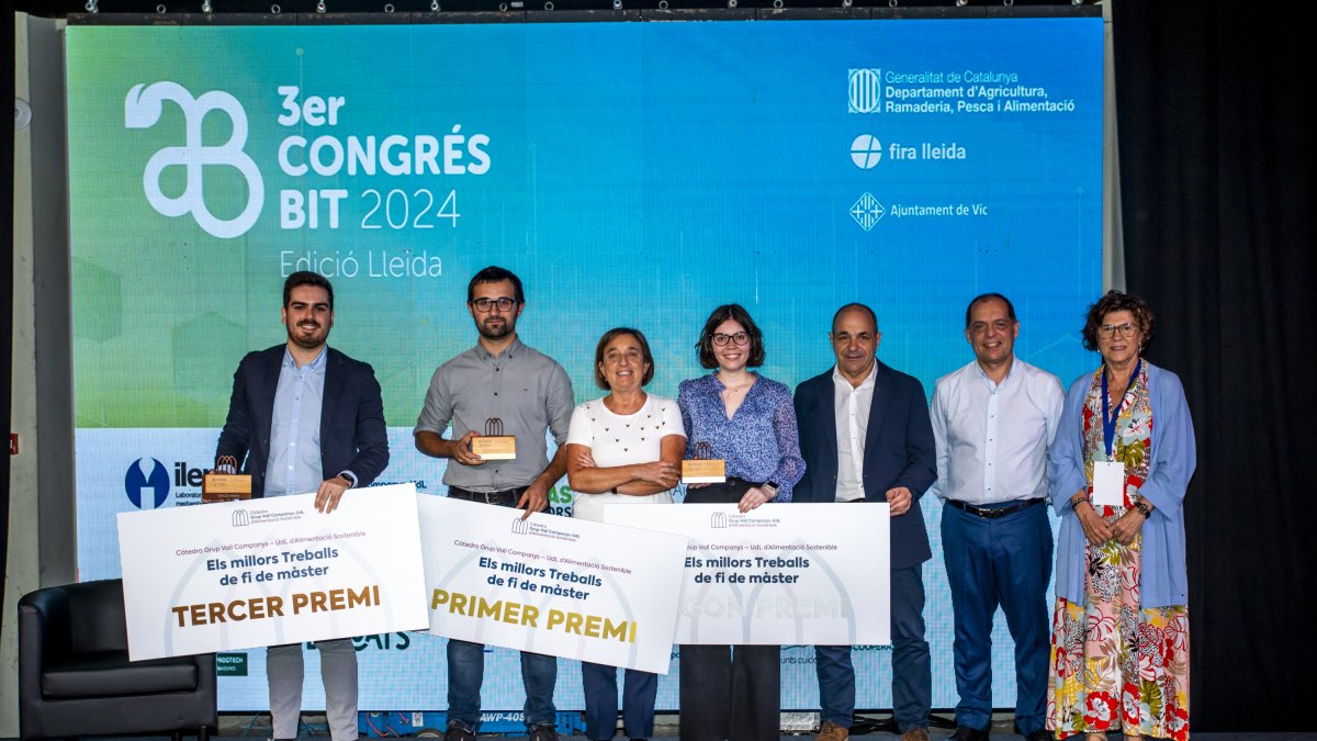 Foto de família dels premiats als millors treballs de màster.