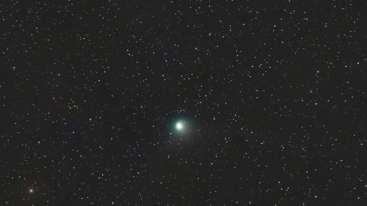 Imatge composta per 20 fotografies preses en la nit entre els dies 30 i 31 de gener de 2023 del cometa C/2023 E3 ZTF des de la localitat càntabra de La Hayuela.