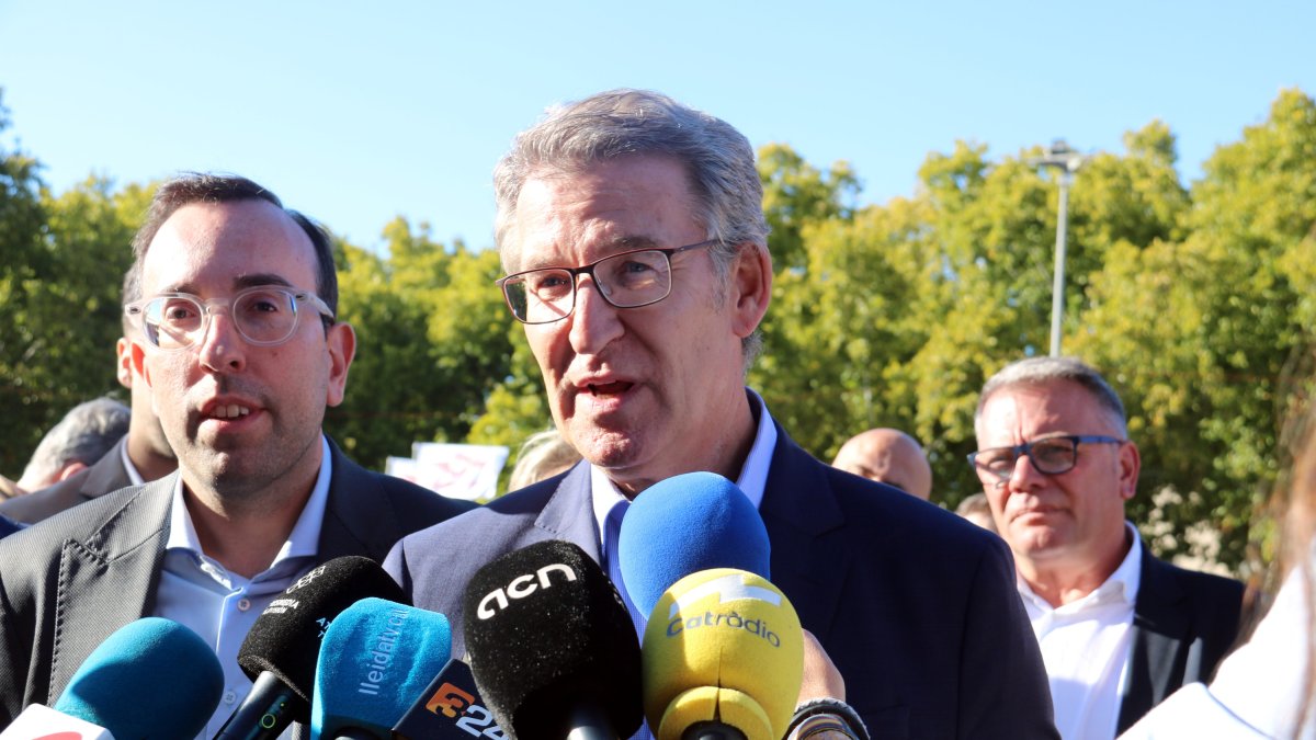 Feijóo durante una atención a los medios de comunicación durante la Fira de Sant Miquel de Lleida.