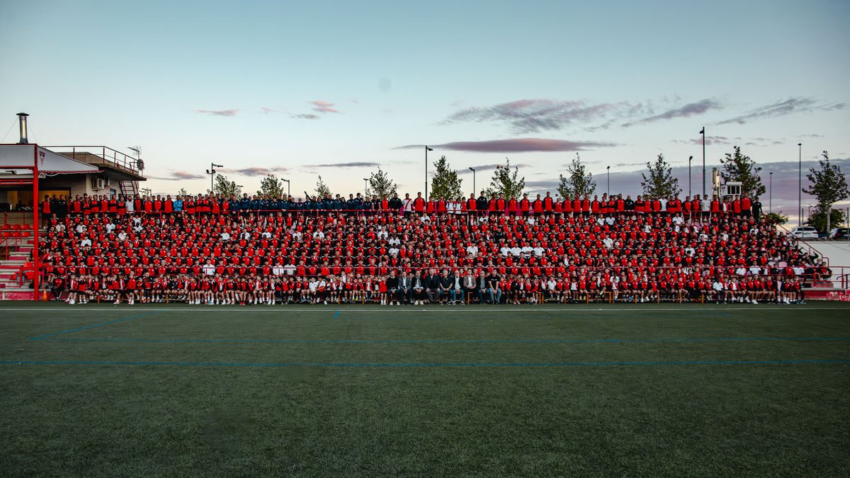 Los equipos de ambos clubes posaron en las gradas para la foto de familia. - POL PUERTAS
