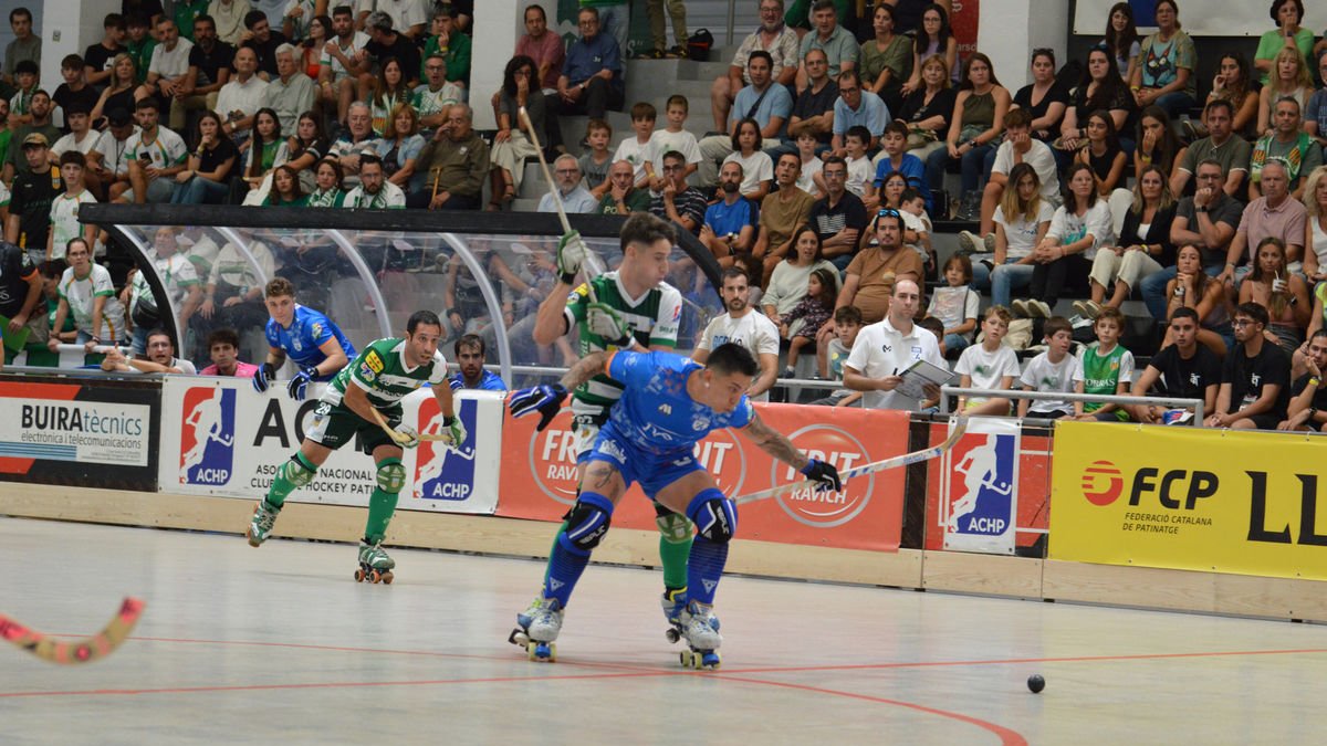 Darío Giménez intenta controlar una bola amb la pressió de Folguera, que s’enfrontava al seu exequip. - SEBAS MONCUSÍ