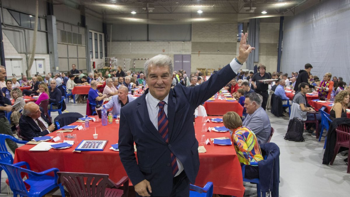 Joan Laporta posa abans de començar el sopar fent gala del seu carisma. - LAIA PEDRÓS