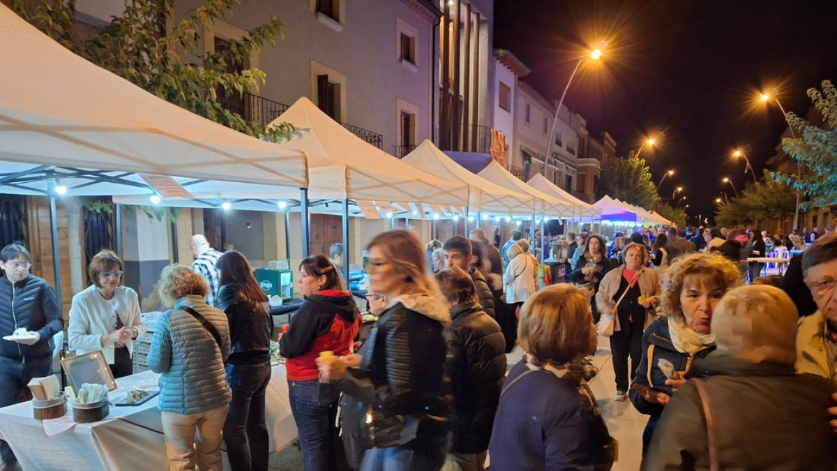 El carrer Major de Vallfogona de Balaguer, ple ahir de parades. - L. CARDONA