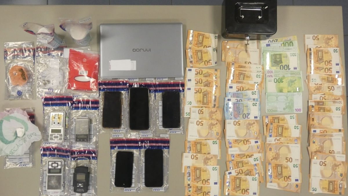 Droga, diners i altres materials decomissats en les detencions. - MOSSOS D’ESQUADRA