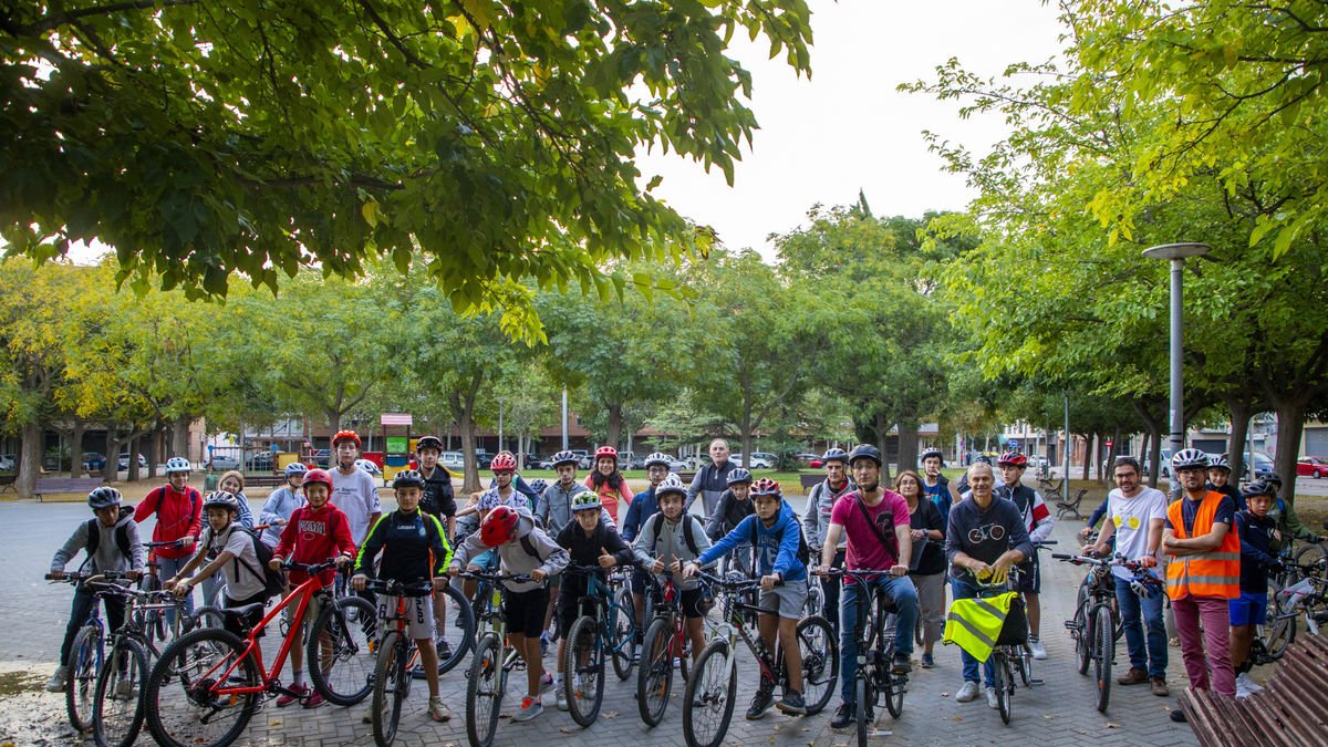 Alumnes del Manuel de Montsuar van anar ahir en bici a l’institut. - GERARD HOYAS