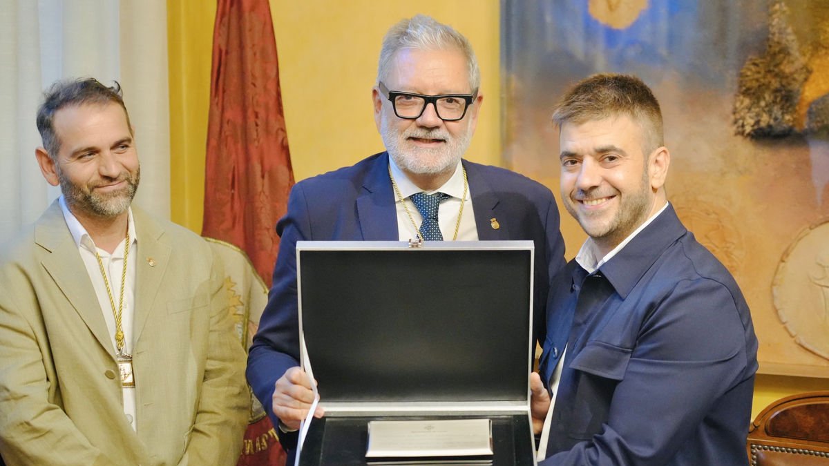 El xef Gonzalo Ferreruela, amb l’alcalde i el regidor de Joventut. - PAERIA