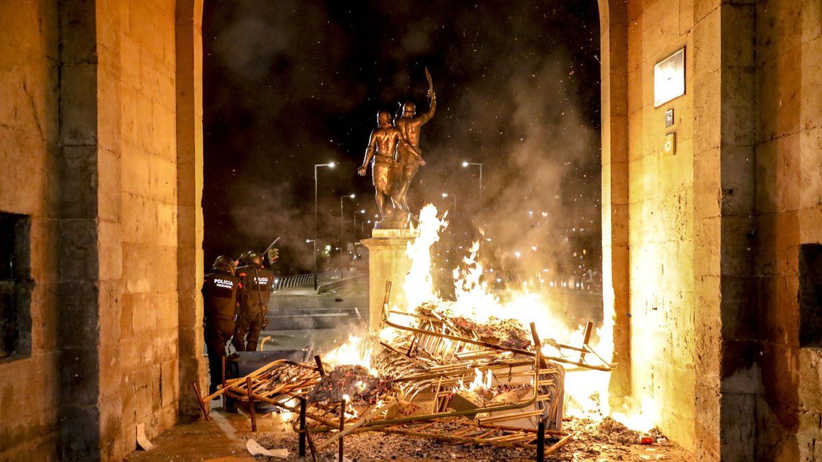 Imagen de la barricada levantada ante Indíbil i Mandoni. - ITMAR FABREGAT