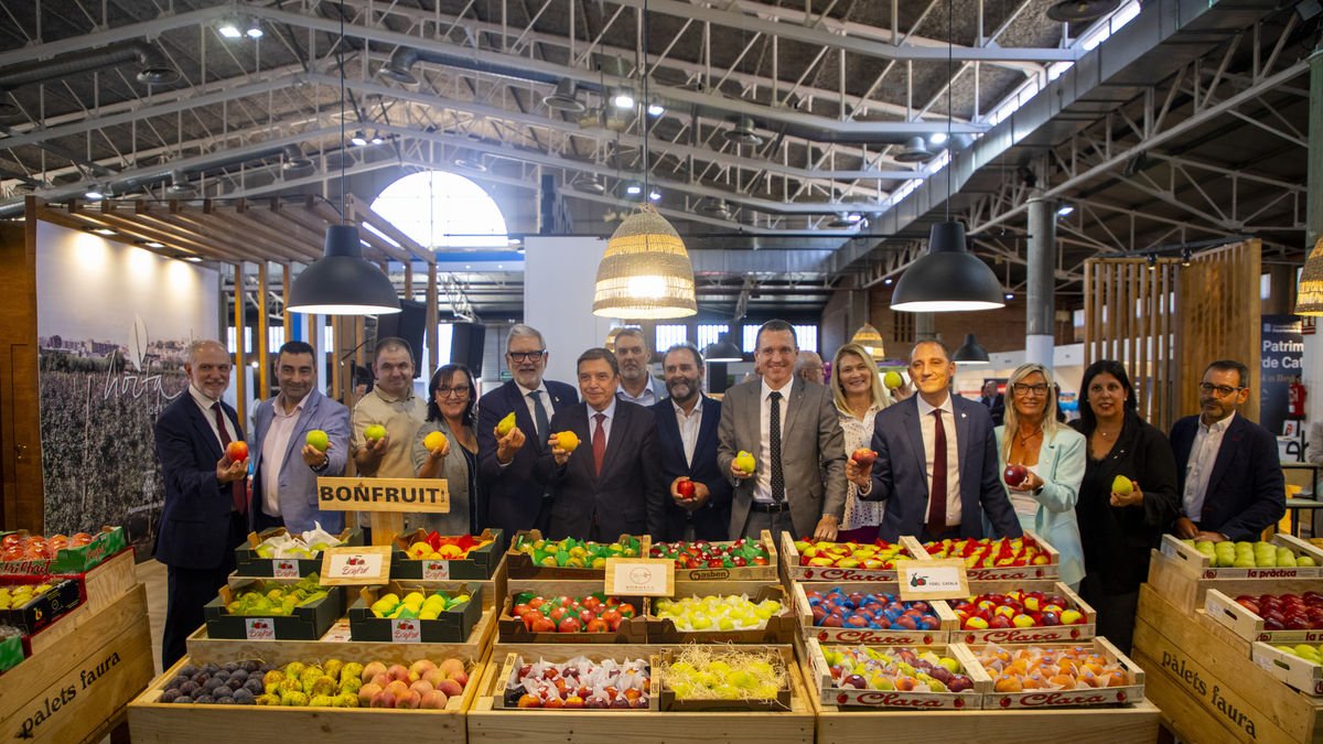 Luis Planas, amb el conseller Òscar Ordeig, l’alcalde Fèlix Larrosa i el subdelegat del Govern espanyol, José Crespín, ahir a la fira. - GERARD HOYAS