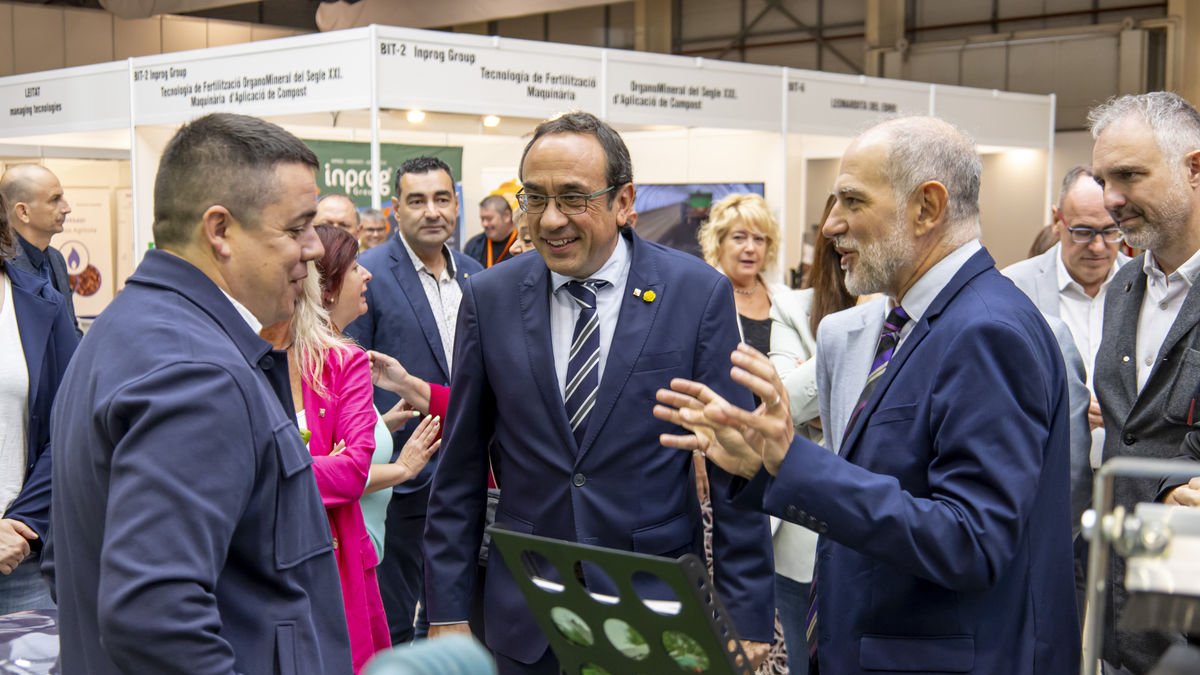 El presidente del Parlament, Josep Rull, visitando la Fira. - JORDI ECHEVARRIA