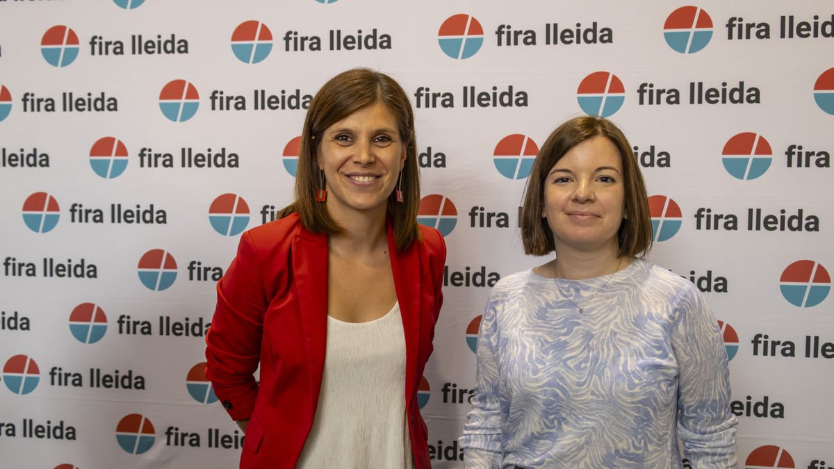 Marta Vilalta i Sara Bailac, ahir a la fira. - JORDI ECHEVARRIA