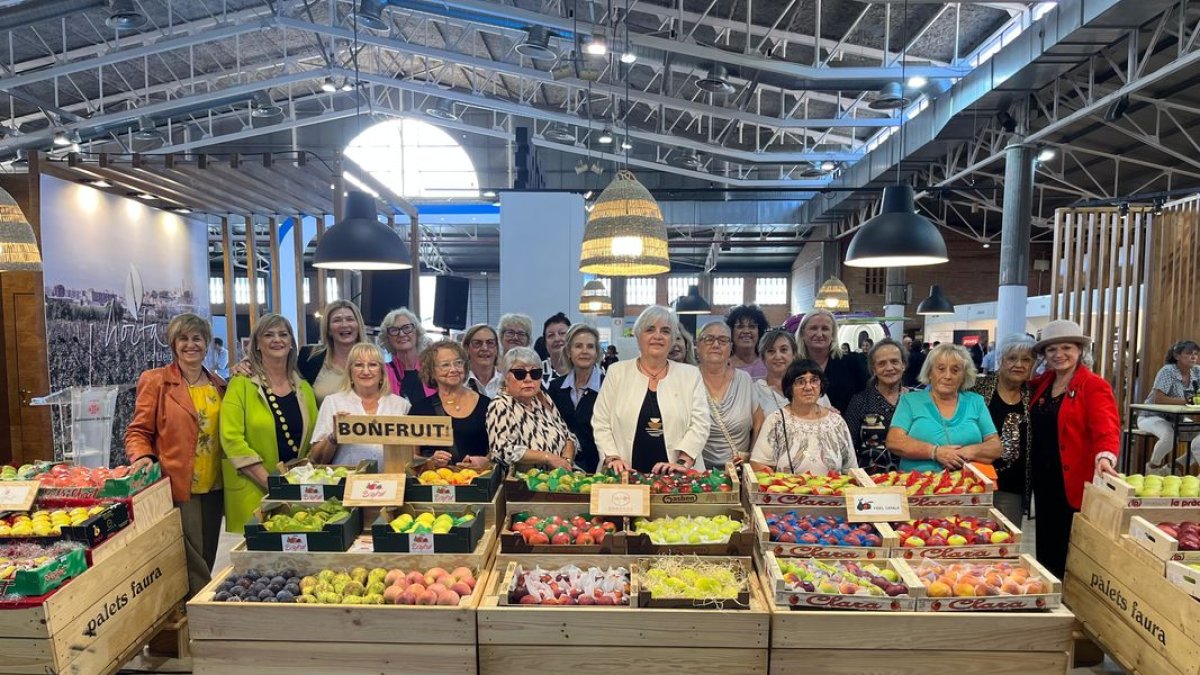 Dones de l’Horta de Lleida van ser ahir a la tarda rebudes amb un brindis a l’estand de la Paeria. - MARC CODINAS