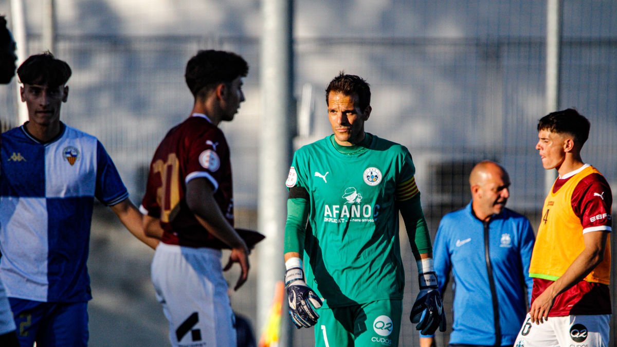 Pau Torres abandona el campo contrariado por la derrota. - ÍNGRID SEGURA