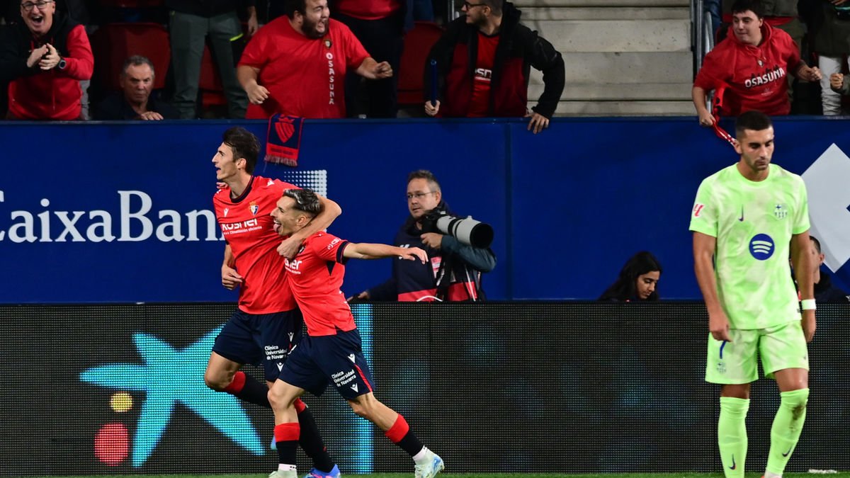 Budimir i Bryan Zaragoza celebren el gol que va obrir el marcador en el minut 18 de partit, mentre Ferran Torres es lamenta del gol amb un gest de resignació. - EFE