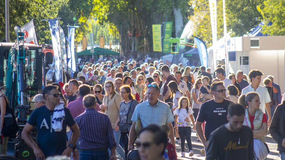Jornadas, expositores y actividades atraen un gran número de asistentes. Miles de personas asistieron ayer al recinto de la Fira de Lleida a lo largo de todo el día. En fin de semana el certamen suele tener un público más familiar, aunque tampoco ... - S.E.