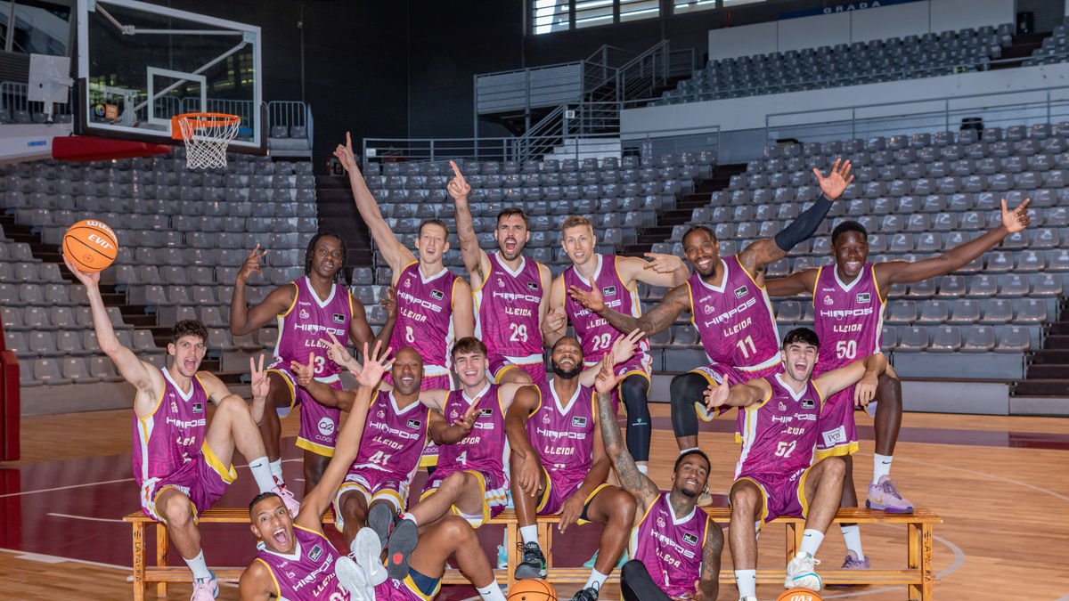 La plantilla del Hiopos Lleida, ilusionada con el estreno en la ACB. - ACB PHOTO/GENARO MASSOT