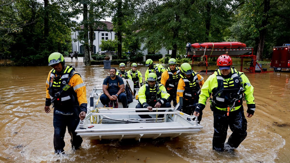 Equips de rescat auxilien un home a l’estat de Geòrgia. - EFE