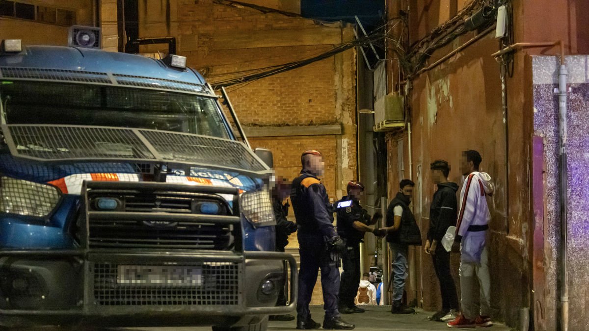 Imagen del control efectuado el viernes por los Mossos y la Urbana en el Barri Antic de Lleida. - JORDI ECHEVARRIA