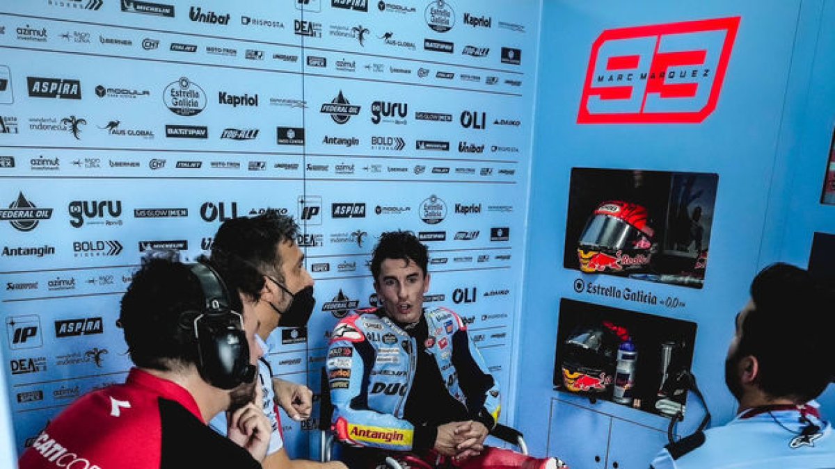 El leridano conversa con su equipo después de su abandono. - MOTOGP