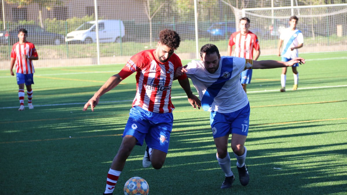 Un jugador del pobla se marcha en velocidad de un rival de La Fuliola. - TOMÀS GARCIA