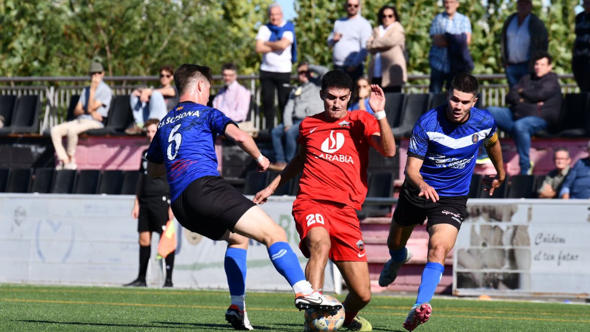 Un jugador del Alpicat intenta llevarse un balón dividido con un oponente del Solsona. - IRIS SOLÀ