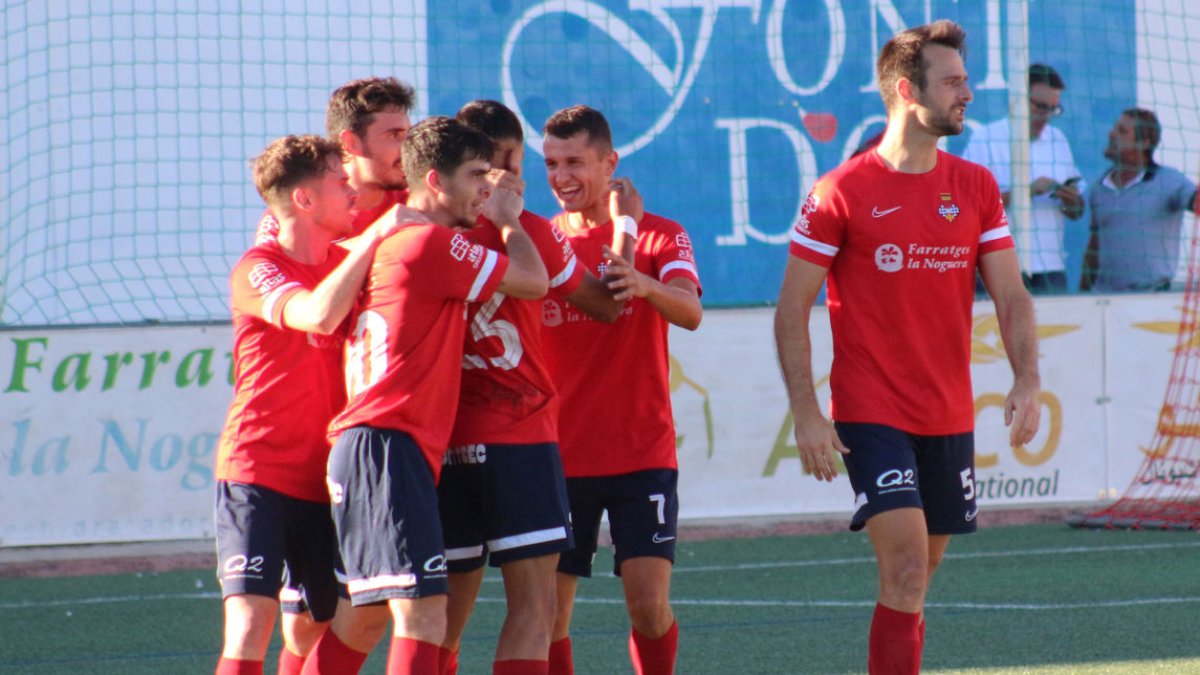 Los jugadores del Balaguer celebran el tanto que valió para sumar los tres puntos. - JOAN BOVÉ